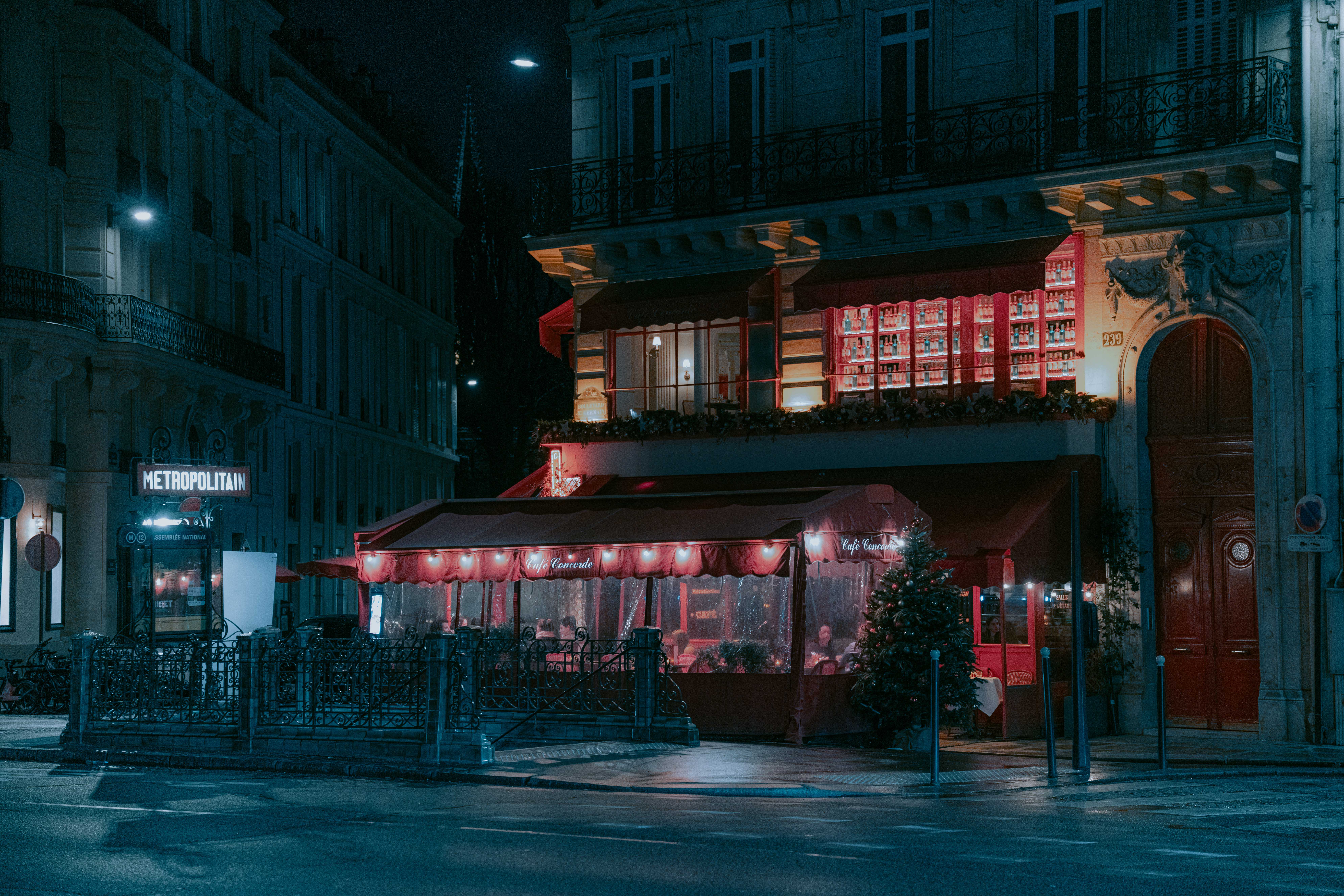 Paris restaurant street